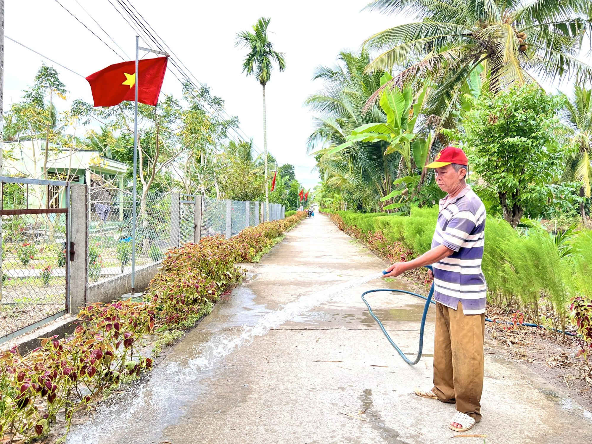 Bí quyết nào khiến đường hoa nông thôn mới kiểu mẫu ở một xã của Sóc Trăng sạch đẹp, dân tha hồ chụp hình?- Ảnh 2.